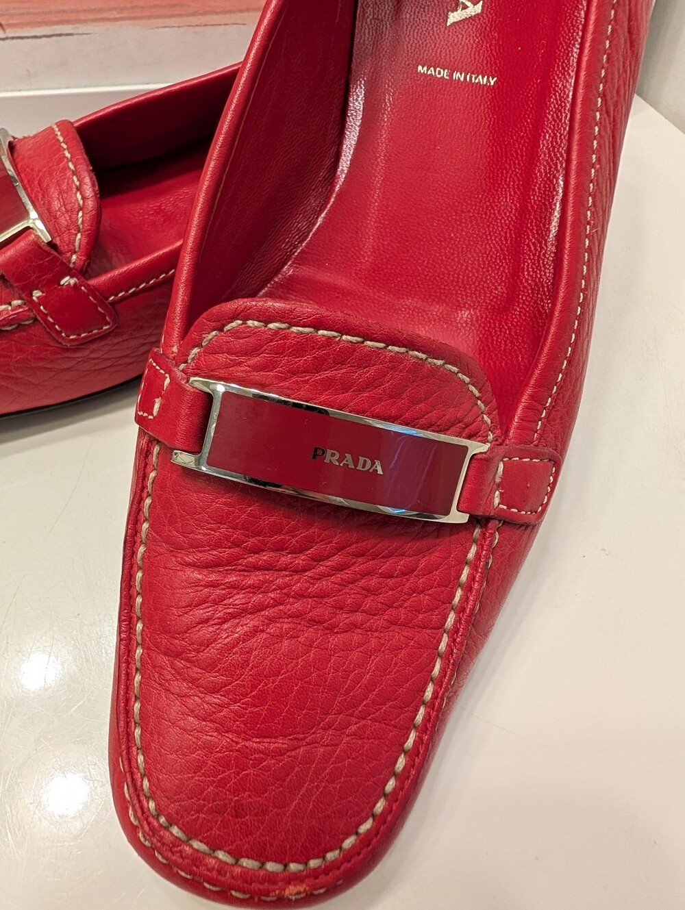 ❤️ Vintage Prada Pebble Leather Slip On Loafers with Metal Logo Bar, 🍒 Red 38.5 - Picture 5 of 16